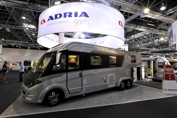 Adria Mobil ima že v ponudbi 5-tonski triosni polnointegrirani avtodom serije sonic supreme 810 SC, ki na skoraj devetih metrih skupne dolžine ponuja vso najnovejšo tehnologijo, vključno z unikatno rešitvijo klimatizacije velike bivalne nadgradnje med vožnjo s pomočjo prirejene klime baznega vozila. Nima pa še garaže in pomožnega vozila. Twingo GT bi bil v omejeni seriji največjega in najmanjšega dolenjca kar pravi.  | Foto: 