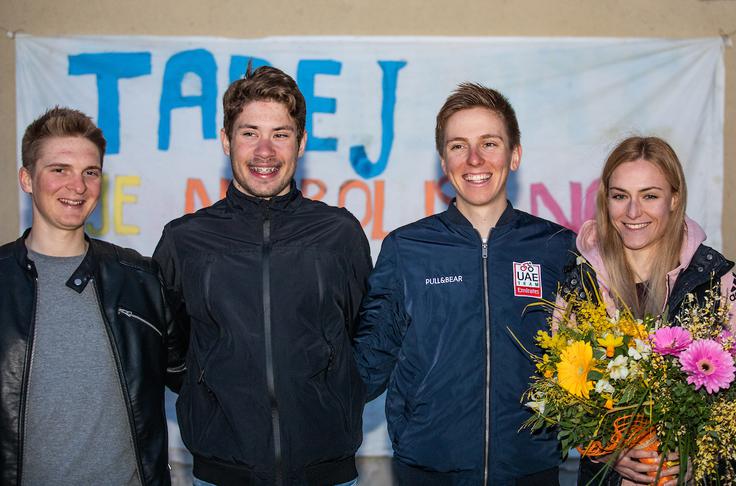 Pogačar v družbi kolesarskih kolegov Jake Primoža in Nika Čemažarja ter dekleta, prav tako kolesarke Urške Žigart.  | Foto: Urban Meglič/Sportida