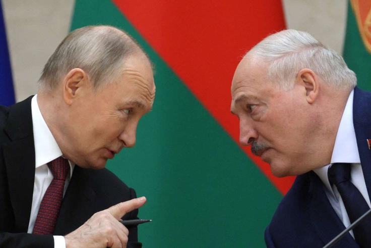 Vladimir Putin, predsednik Rusije, in Aleksander Lukašenko, predsednik Belorusije. Lukašenko se v zadnjih mesecih spopada s pritožbami državljanov, ki so nezadovoljni tako z visokimi cenami krompirja kot slabo kakovostjo tistega, ki ga je še mogoče najti na policah trgovin. | Foto: Profimedia