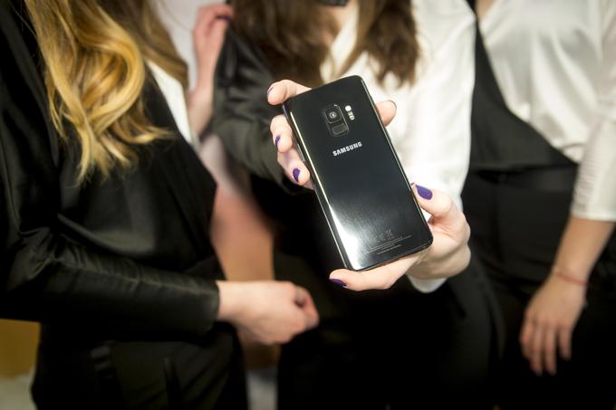 Obljubljajo nam, da bo Bixby v realnem času zaznal in prepoznal predmete v svoji okolici in nam pomagal pridobiti relevantne informacije glede na to, kje smo, ter da bo (tudi on) znal premostiti jezikovne ovire s sprotnim prevajanjem. Na fotografiji Samsung Galaxy S9. | Foto: Ana Kovač
