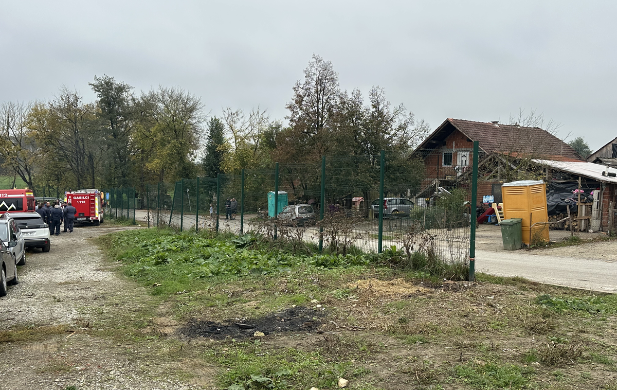 Dobruška vas | Novomeški policisti so bili v sredo zvečer obveščeni, da je na dvorišče stanovanjske hiše v Mihovici, kjer so bili takrat trije moški, padel izstrelek. Poškodovan ni bil nihče, po prvih ugotovitvah policije pa je bilo pred tem slišati streljanje v Dobruški vasi. Dogodek je znova sprožil pozive lokalne skupnosti k takojšnjemu in sistemskemu ukrepanju policije in pristojnih ministrstev. | Foto STA