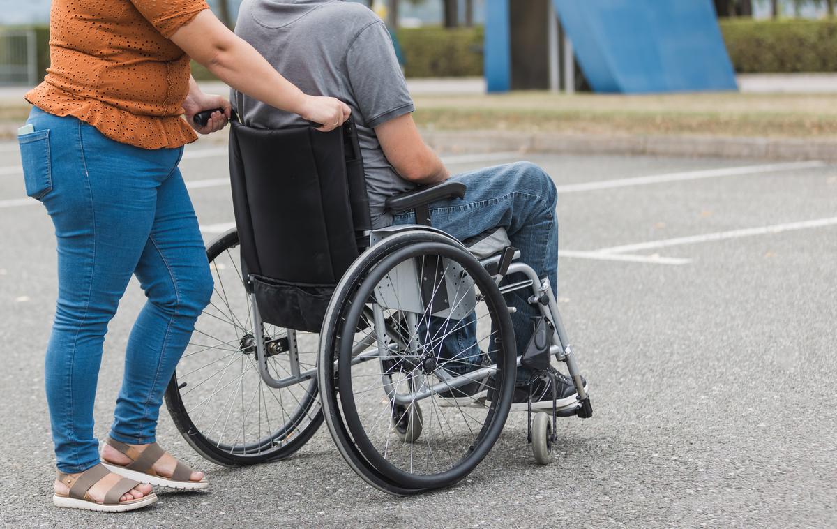 Osebni asistent | Nepravilnosti so ugotovili pri razporejanju dela osebnih asistentov in pri izplačilu dodatkov k plači za opravljeno delo. | Foto Shutterstock