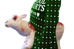 Organizacija PETA šokirala: prodajajo božični pulover z okrvavljeno ovco #video