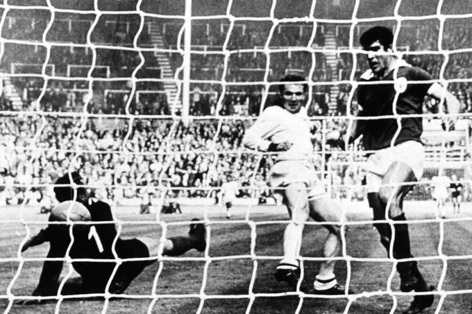 Leta 1963 se je Benfica spogledovala s tretjim zaporednim evropskim naslovom, a je nato na Wembleyju izgubila finale pokala državnih prvakov proti Milanu (1:2). Po prvem polčasu je po zadetku Eusebia vodila z 1:0, a je nato za preobrat rdeče-črnih poskrbel Brazilec z italijanskim potnim listom Jose Altafini (na fotografiji). Benfico je takrat vodil Čilenec Fernando Riera. | Foto: Guliverimage/Vladimir Fedorenko