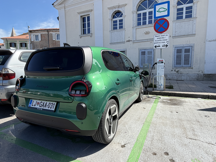 Ena izmed dveh polnilnic (dva priključka) v Izoli, ki sta blizu morja. | Foto: Gregor Pavšič