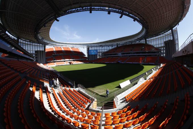 Del tribun v Jekaterinbugu bo zunaj štadiona in ga ne bo varovala streha. Rešitev je postala svetovna atrakcija, Centralni štadion pa eden najbolj nenavadnih med tistimi, ki so v zadnjih desetletjih gostili tekme SP. | Foto: Reuters