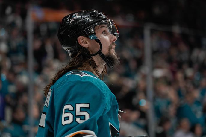 Erik Karlsson | Švedski branilec Erik Karlsson se je pretekli teden s San Jose Sharks dogovoril za osemletno podaljšanje sodelovanja, težko 92 milijonov dolarjev. | Foto Reuters