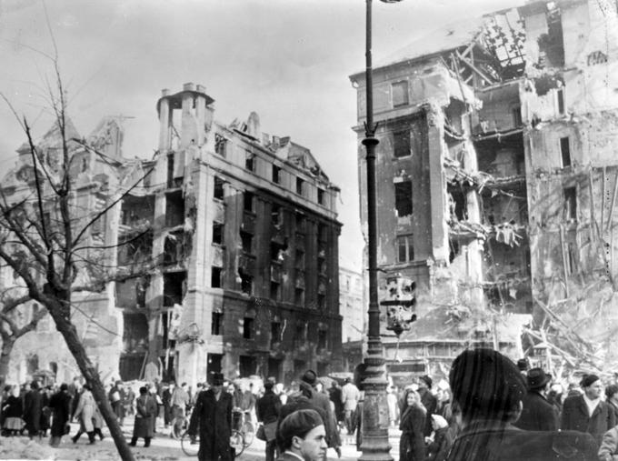 Poškodovane stavbe v Budimpešti zaradi bojev med Madžari in sovjetsko vojsko. Fotografija je bila posneta 16. novembra 1956. | Foto: Guliverimage/Vladimir Fedorenko