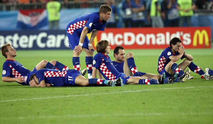 Poklapani obrazi hrvaških nogometašev po stresnem izpadu v četrtfinalu Eura 2008 proti Turčiji. Od leve proti desni: Ivan Rakitić, Darijo Srna (številka 11), Ivan Klasnić, Luka Modrić, Josip Šimunić in Danijel Pranjić. | Foto: Guliverimage