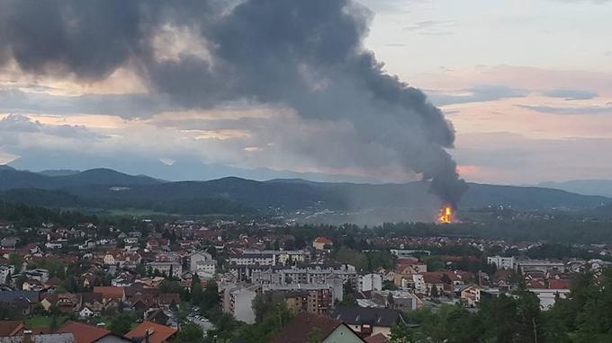 Požar je izbruhnil v ponedeljek zvečer. Zajel je del objekta, kjer so skladiščili manj nevarne odpadke. Gašenje je trajalo vse do torka dopoldne. Ob gašenju so odpadne vode, pomešane s kemikalijami, delno odtekale tudi v bližnji potok Tojnica, zaradi česar naj bi pomrl živelj v njem. Čiščenje objekta in potoka se je začelo v sredo. | Foto: Facebook