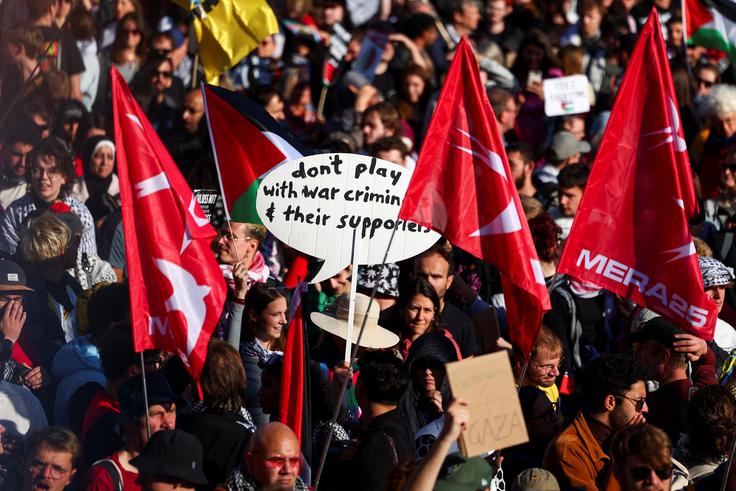 Protestniki so skandirali slogane v podporo Palestini, nekateri so nosili napise, kot so "Gaza - ustavimo masaker", "Nikoli več velja za vse" in "Svoboda Palestini". | Foto: Reuters