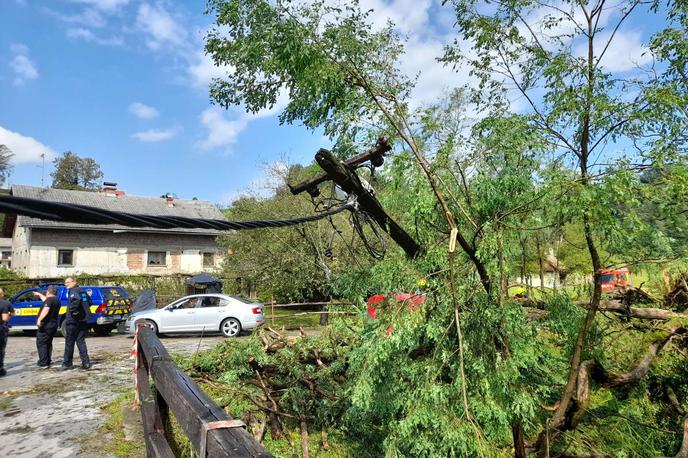 Vojnik neurje | Pripadniki Slovenske vojske ostajajo na območjih, ki so jih pred dnevi hudo prizadela neurja. Odstranjevanje posledic ujme se nadaljuje v Vojniku in Črni na Koroškem. | Foto STA