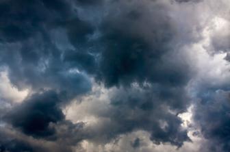 Odkrite strehe in podrta drevesa: nad Slovenijo se je razbesnelo močno neurje #foto
