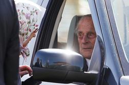 Princ Philip le dva dni po nesreči z novim prometnim prekrškom