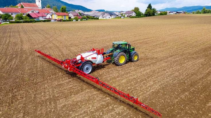 Sami pridelujejo tudi krmo za živali, obdelujejo namreč več kot 1.650 hektarjev kmetijskih zemljišč. | Foto: Farme Ihan