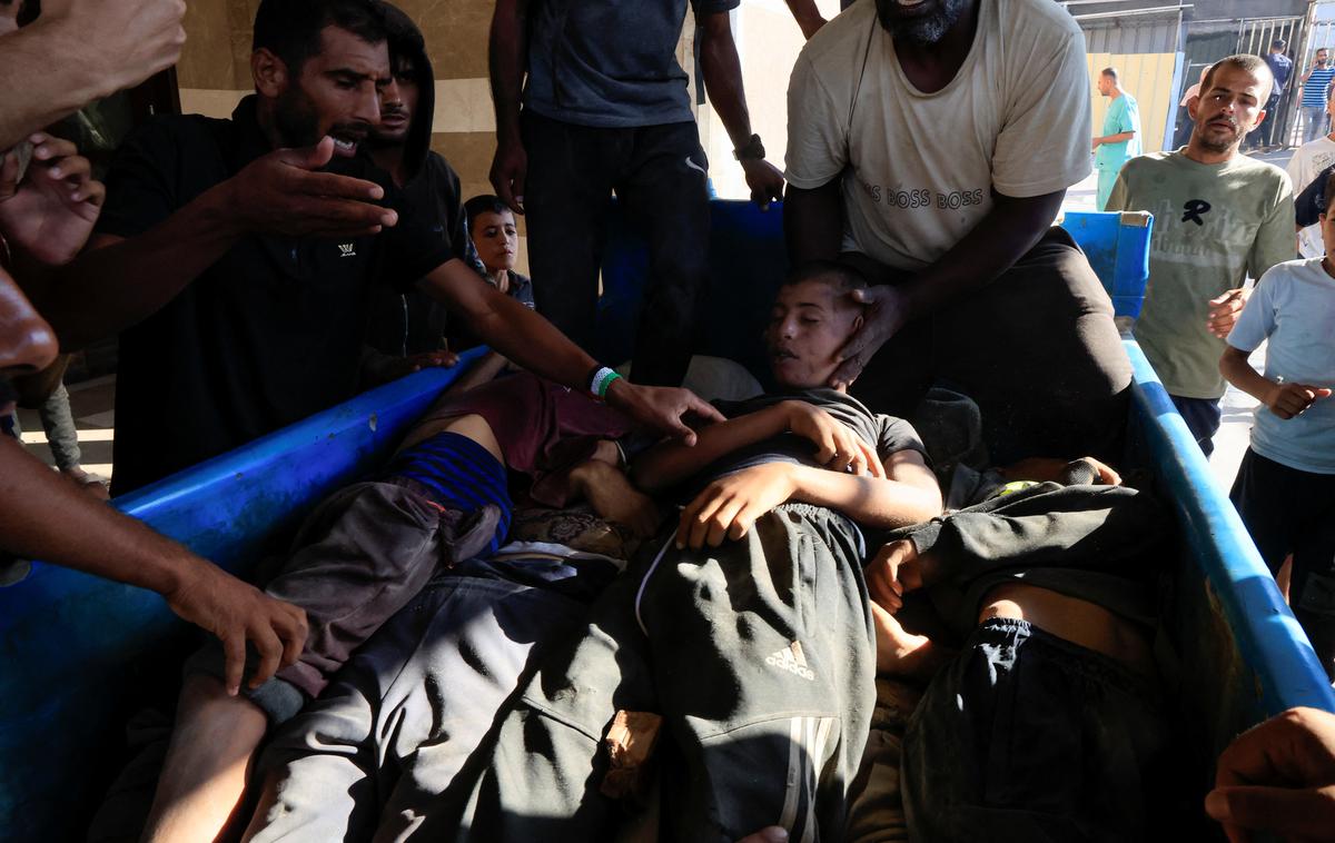 Gaza Han Junis | Po podatkih organizacije s sedežem v Združenem kraljestvu je bilo od nedelje v mestu Suvajda ubitih najmanj 248 ljudi. | Foto Reuters