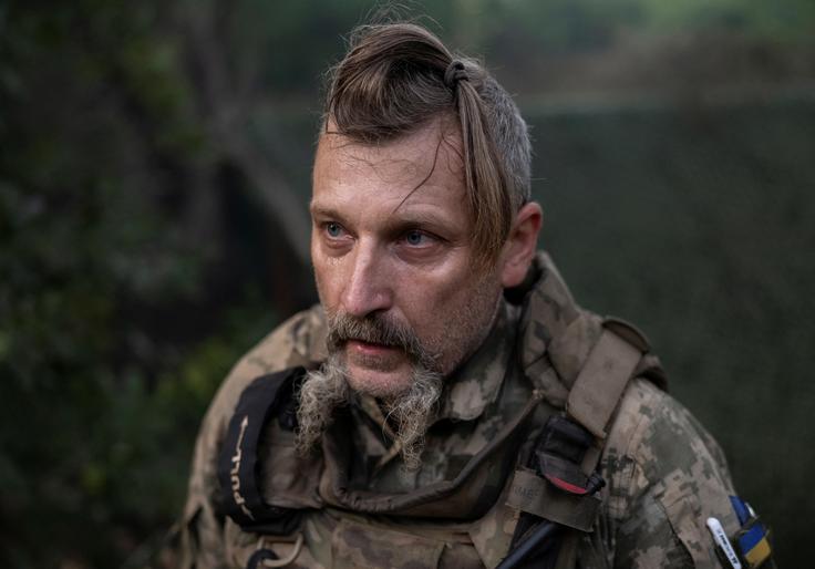 Rusi so usmerili svoje napade na Pokrovsk in Kostjantivko. Na fotografiji: ukrajinski vojak na fronti pri Kostjantivki. | Foto: Reuters