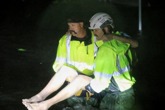 Posadke za reševanje so uporabile različna vozila, da so prebrodile visoko vodo, prišle do prebivalcev in jih pripeljale na varno.  | Foto: Reuters