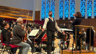 Baritonist Jure Počkaj navdušil občinstvo v liverpoolski filharmoniji