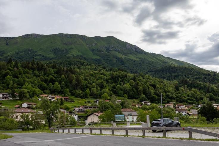 Na izhodišču je brezplačno urejeno parkirišče. Cilj pa nad vasjo. | Foto: Matej Podgoršek