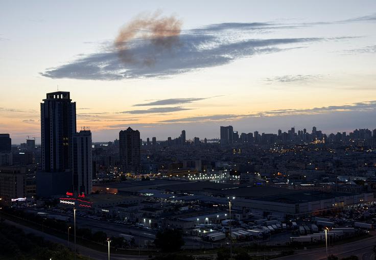 V Manami se dviga dim po prestrezanju iranskega brezpilotnega letala. | Foto: Reuters