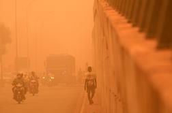 Peking zajel peščeni vihar, odpovedanih že več kot 400 poletov