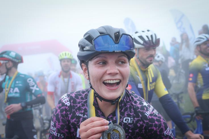 Katharina iz Celovca: Sem velika ljubiteljica kolesarstva in kot Avstrijka seveda navijam za Felixa Galla, a tudi Tadej mi je zelo pri srcu. Pri njem najbolj cenim njegovo mentalno moč in to, kako se na kolesu zabava.  | Foto: Ana Kovač