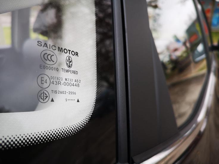 MG ZS EV Nalepke na steklih, ki pričajo o kitajskem lastništvu sicer britanske znamke MG Motors. | Foto: Gregor Pavšič