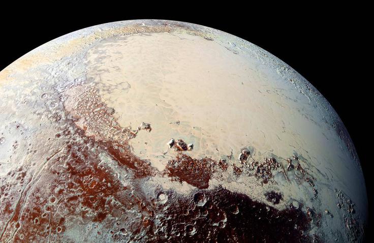 Fotografija pritlikavega planeta Plutona, ki jo je leta 2015 iz neposredne bližine posnela raziskovalna sonda Nova obzorja. Ta se zdaj bliža robu našega Osončja in bo najverjetneje naslednji predmet človeške izdelave, ki bo vstopil v medzvezdni prostor in od tam pošiljal podatke.  | Foto: Guliverimage