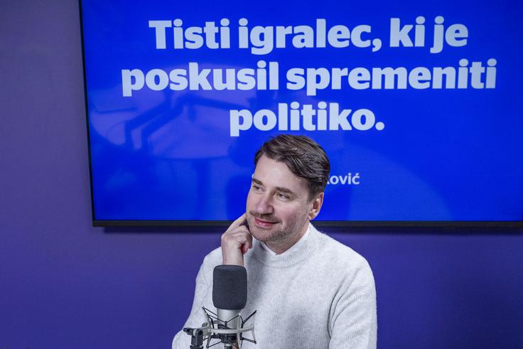 Saša Tabaković, sicer član ansambla SNG Drama, je bil letos nagrajen z vesno za najboljšo stransko moško vlogo v filmu Kaj ti je deklica. Te dni ga lahko vidimo tudi v uspešnici Belo se pere na devetdeset.  | Foto: Ana Kovač