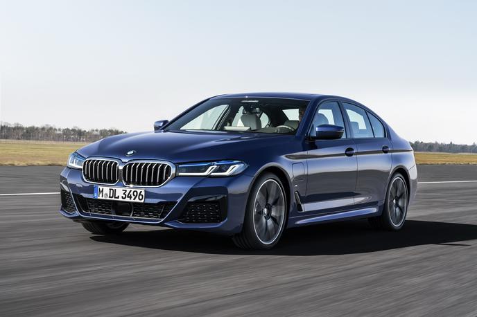 BMW serija 5 | Vizualno petica ostaja zvesta predhodniku – prenova je prinesla spremenjene luči in večje ''ledvičke''. | Foto BMW