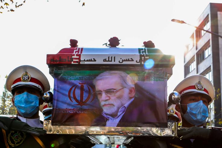 Mohsen Fahrizadeh, ki je umrl zaradi strelskega napada 27. novembra letos, je veljal za očeta iranskega jedrskega programa. Ocene o tem, kakšen vpliv bo imel njegov atentat na nadaljevanje iranskega jedrskega programa, so različne. Nekateri so prepričani, da to ne bo ustavilo programa, drugi pravijo, da je to hud udarec, saj je bil Fahrizadeh zelo pomemben človek pri uresničevanju programa. Na fotografiji: iranski vojaki nosijo krsto s Fahrizadehovimi posmrtnimi ostanki.  | Foto: Reuters