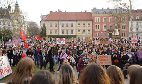 Na protestih v Ljubljani in Kopru zahteve po izboljšanju pogojev v feminiziranih poklicih