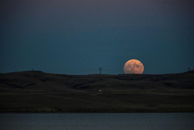 Za primerjavo: premer naše Lune znaša skoraj 3.500 kilometrov. | Foto: Reuters