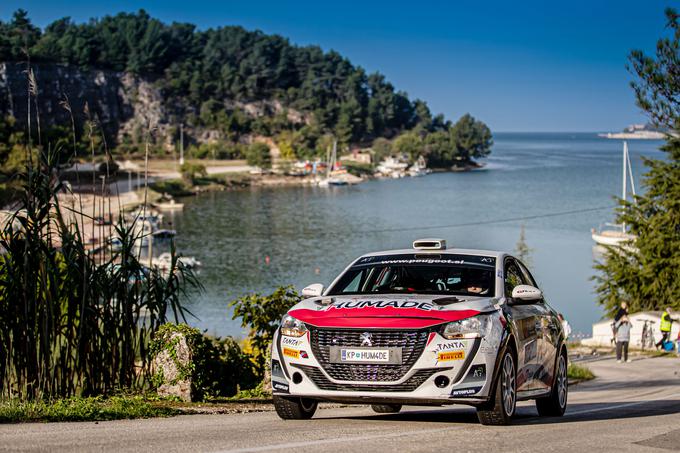 Marko Grossi in Tara Berlot (peugeot 208 rally4) sta na prvi hitrostni preizkušnji poškodovala sprednji levi del dirkalnika, v nadaljevanju pa sta vozila v svojem slogu in spet zmagala. | Foto: WRC Croatia