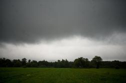 Na vzhodu Slovenije danes večinoma suho, od zahoda pa prihaja dež 