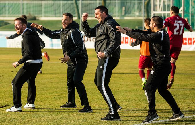 Veselje strokovnega vodstva na čelu s trenerjem Dejanom Dončićem po veliki zmagi nad Olimpijo. | Foto: Vid Ponikvar