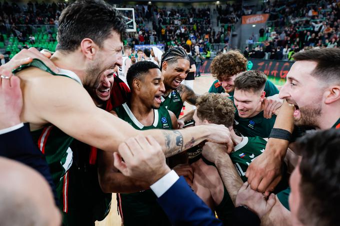 Cedevita Olimpija je takole proslavila uvrstitev v četrtfinale EuroCupa. | Foto: Aleš Fevžer