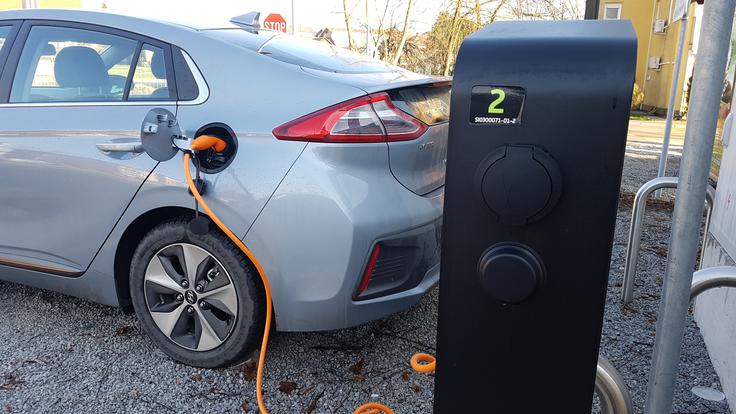 Britanci pospešeno razvijajo polnilno infrastrukturo za električna vozila. Prihodnje leto bodo morale imeti javne polnilnice tudi možnost plačevanja s plačilnimi karticami, in sicer brez potrebe po registraciji pri različnih ponudnikih. | Foto: Gregor Pavšič