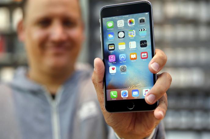 iPhone 6S, Apple | Med iphoni, katerih lastniki (v ZDA) bodo upravičeni do poravnave, je tudi iPhone 6S. | Foto Reuters