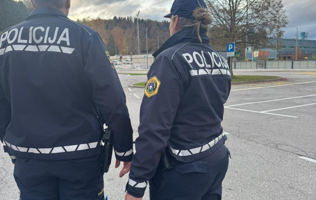 Policija okrepila enote v Novem mestu | Policija tiste, ki bodo na današnjo noč čarovnic v različnih maskah, opozarja, da med vožnjo v cestnem prometu vozniki ne smejo nositi mask.  | Foto generalna policijska uprava