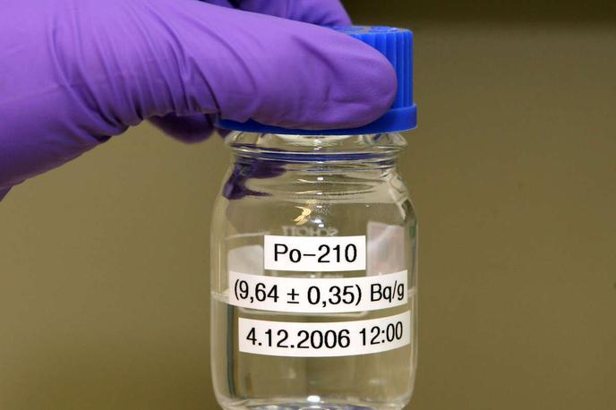 Polonij 210 | Radioaktivni polonij 210, potencialno smrtonosna radioaktivna snov, je po podatkih nemškega urada za zaščito pred sevanjem še zlasti nevaren, če ga človek vdihne ali če se absorbira skozi kožo prek odprtih ran. | Foto Guliverimage