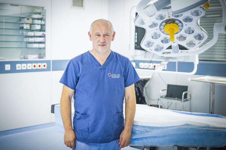 "Ves čas smo operirali, operacijske dvorane so bile polno zasedene. Včasih je bil celo problem, ker so nam očitali, da delamo preveč in da moramo ob določeni uri nehati." | Foto: Ana Kovač