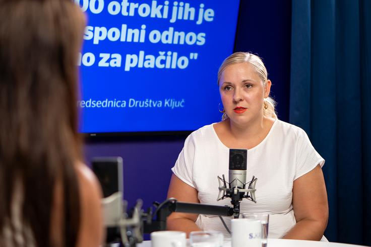 "Pomembno je, da mladim omogočimo prostor, kjer lahko sprašujejo brez sramu – in kjer jih odrasli ne obsojajo, ampak jih poslušajo," pravi Polona Kovač iz Društva Ključ. | Foto: Liam Toni Šironjič