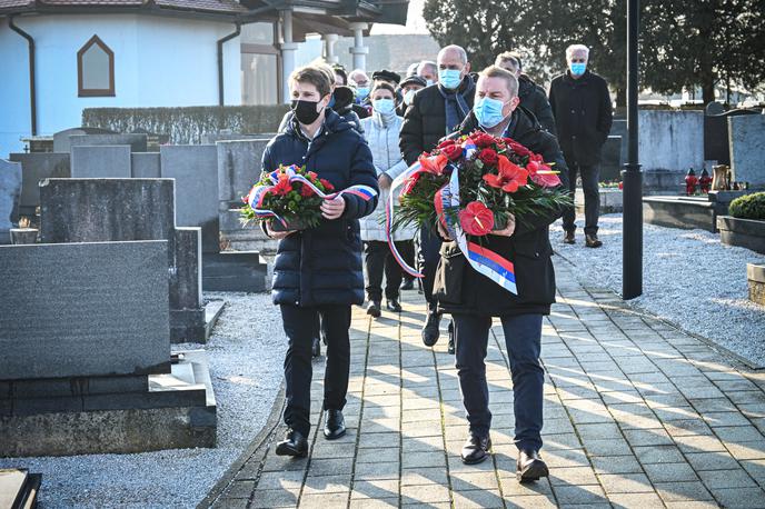 Jože Pučnik | Delegacija SDS pod vodstvom predsednika Janeza Janše se je poklonila Jožetu Pučniku s položitvijo cvetja na njegov grob. | Foto Twitter