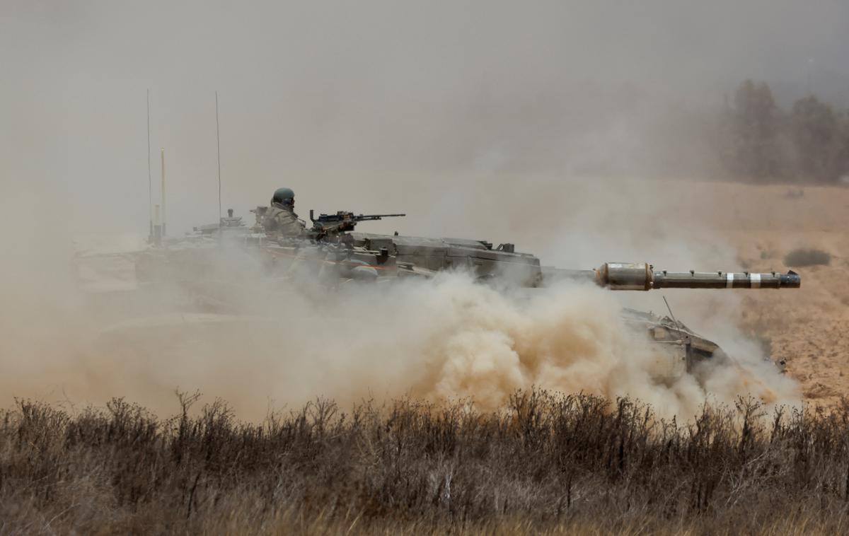 Gaza | Izraelske letalske sile so ponoči izvedle tudi napade na ozemlju Sirije. | Foto Reuters
