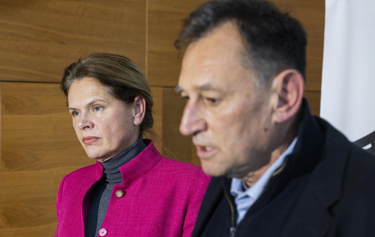 Alenka Bratušek, Andrej Ribič | Da bodo lahko preusmerili promet, so skupaj z občino in direkcijo za infrastrukturo izvedli nekatere ukrepe na vzporedni regionalni cesti. Tako so s ciljem čim hitrejšega zapuščanja avtoceste postavili semafor na priključku Razdrto. Prav tako so semaforje za pešce postavili v naseljih Podnanos in Razdrto, uredili pa so še avtobusno postajo v kraju Lozice in nekaj dodatnih intervencijskih dostopnih poti. Na Darsu ob tem pričakujejo tudi pomoč policije. "Kajti pričakujemo, da bomo imeli kar nekaj težav z nediscipliniranimi vozniki tovornih vozil," je še dejal predsednik uprave Darsa Andrej Ribič. | Foto STA