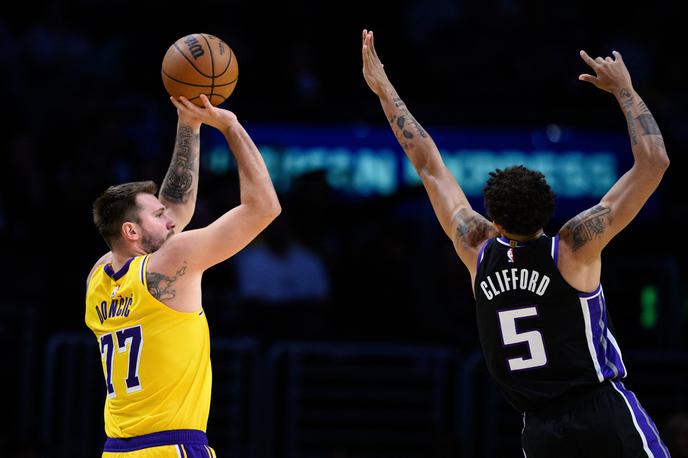 La Lakers Sacramento | Luka Dončić je odigral generalko pred začetkom nove sezone lige NBA, bil najboljši strelec dvoboja, a z Lakersi znova ostal brez zmage. Edini slovenski predstavnik v ligi NBA bo sezono 2025/26 začel v noči na sredo, ko bodo Jezerniki gostili Golden State. | Foto Reuters
