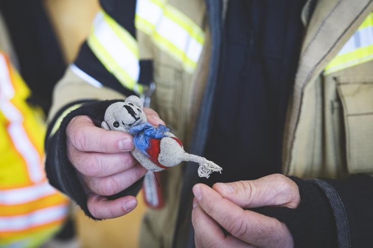 V žepu uniforme ga na vsaki intervenciji spremlja sinova igračka, ki mu prinaša srečo. | Foto: Ana Kovač