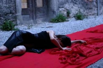 Razpotja, plesni film o pomenu življenjskih odločitev (video)